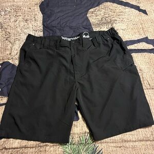 NWOT MENS WRANGLER SHORTS SIZE 46